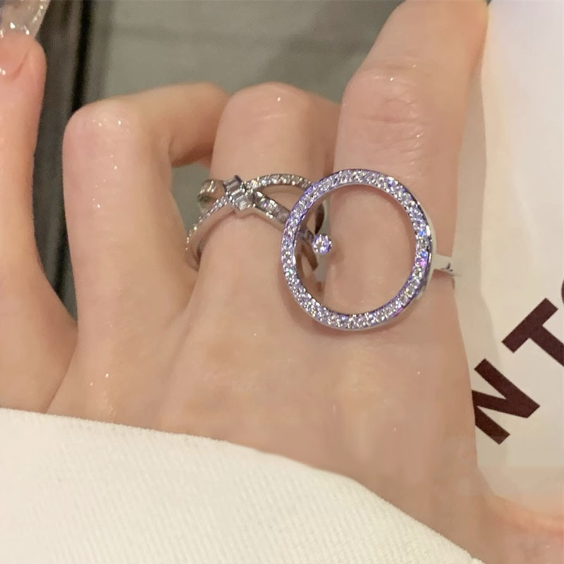 A new, trendy and cool fashion ring for a woman's Instagram, featuring multi-layered zirconia and an open-top design Specification drawing