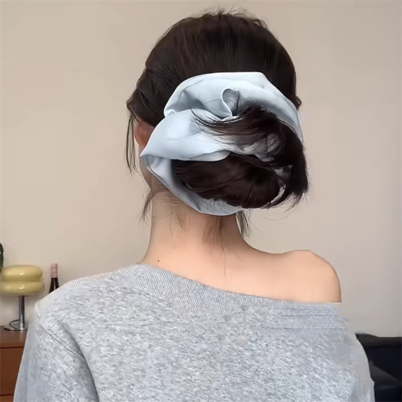 Korean-style satin high-end solid color large colon hair band, high-elasticity bun hair tie, seamless hair care headwear and hair accessory Application Scenario