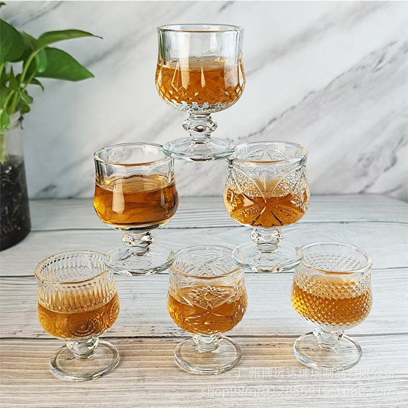 Engraved white spirit glass, thickened glass, one-piece spirits glass, one or two small wine glasses, low-stemmed foreign wine glasses, high-end clear wine glasses full figure