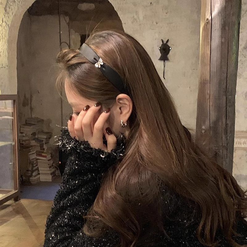 Satin high-end rhinestone bow hairband, women's headband, simple hair clip for washing face, Korean headwear and accessories from 2025 Application Scenario