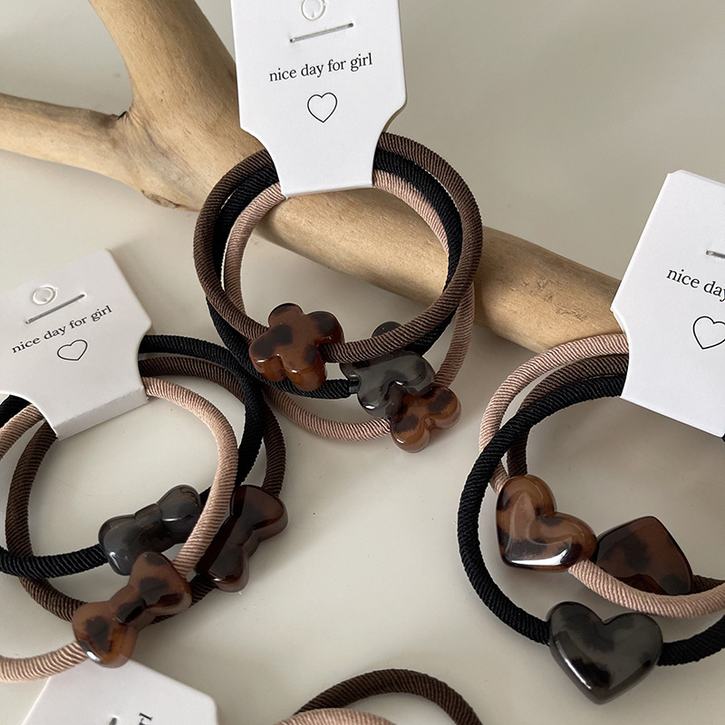 Korean-style retro leopard print hair tie and hair band, a high-end feminine touch, heart-shaped acrylic ponytail tie, leather band hair tie and hair accessory Specification drawing