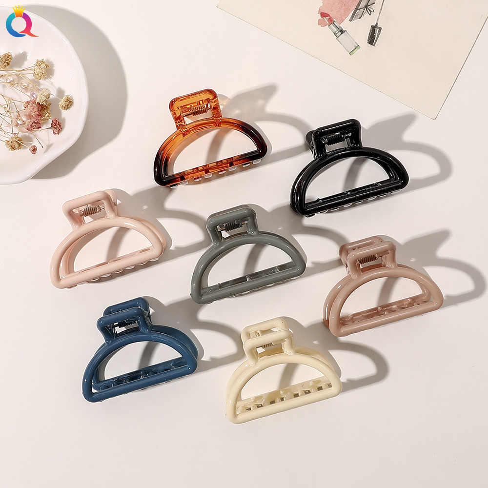 Qiyue Korean hair clip, elegant and stylish, small scratch-off clip, a popular and simple style, features a hollowed-out updo at the back of the head and a shark clip hair accessory full figure