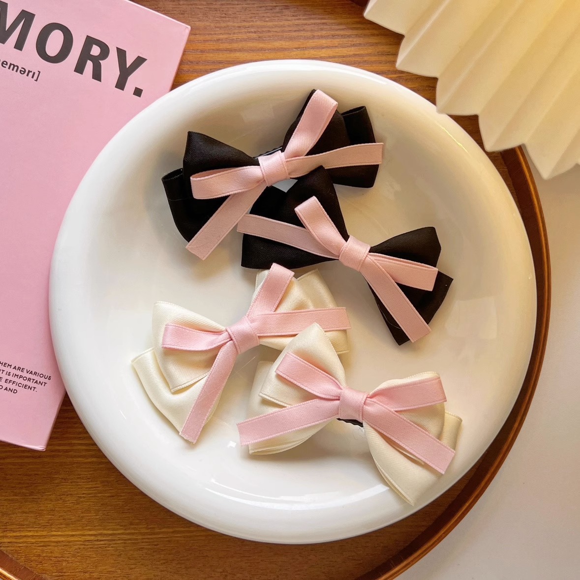 The "Fugitive Princess" three-dimensional ribbon bow small hair clip with a high-end feel. The bow bangs on the side with a duckbill clip hair accessory details Picture