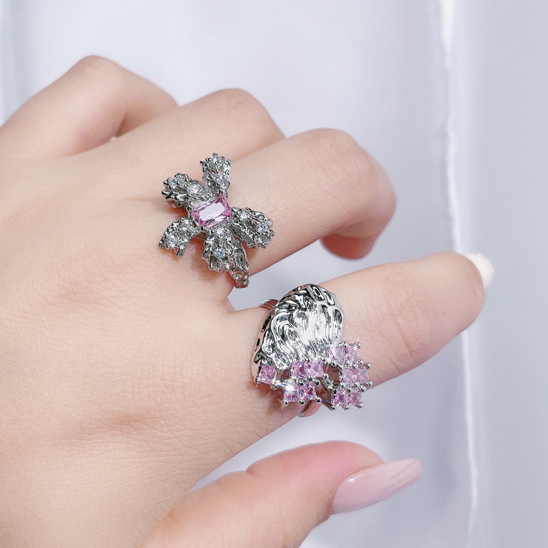 Sweet and cool pink diamond, slightly set with a touch of elegance, open ring, a delicate autumn and winter accessory for women, versatile ring, in an Instagram cool style Application Scenario
