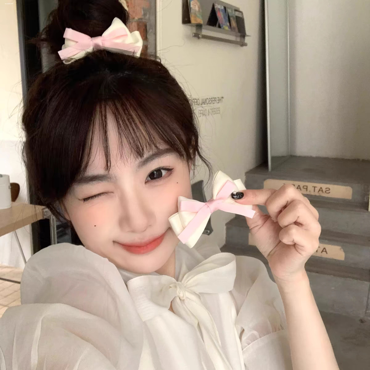 The "Fugitive Princess" three-dimensional ribbon bow small hair clip with a high-end feel. The bow bangs on the side with a duckbill clip hair accessory full figure