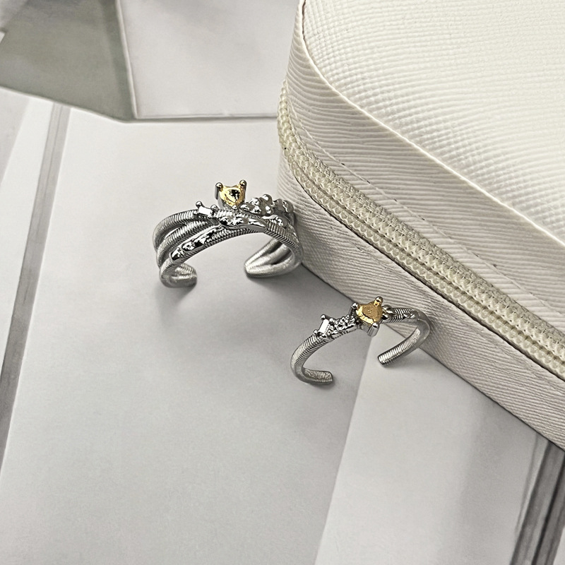 Simple two-color heart-shaped personalized couple rings for women on Instagram, with a cold and niche design sense, elegant and fashionable food rings Application Scenario