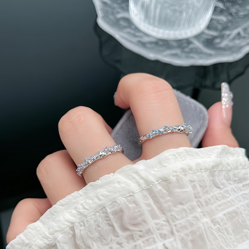 This simple, fine ring with irregular texture and micro-setting is a fashionable open ring that exudes a feminine charm. It is small, versatile and can make your skin look fairer. It is a niche ring full figure