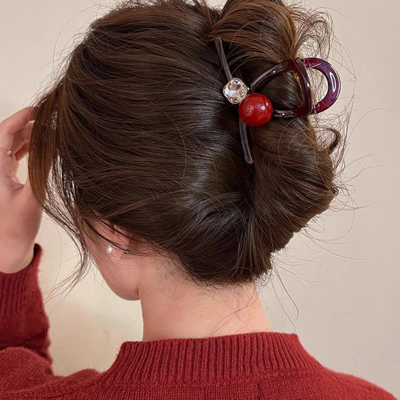 Acrylic large scratch-clip for women, red pearl, high-end shark clip for the back of the head, hair clip headwear, suitable for thick hair Application Scenario