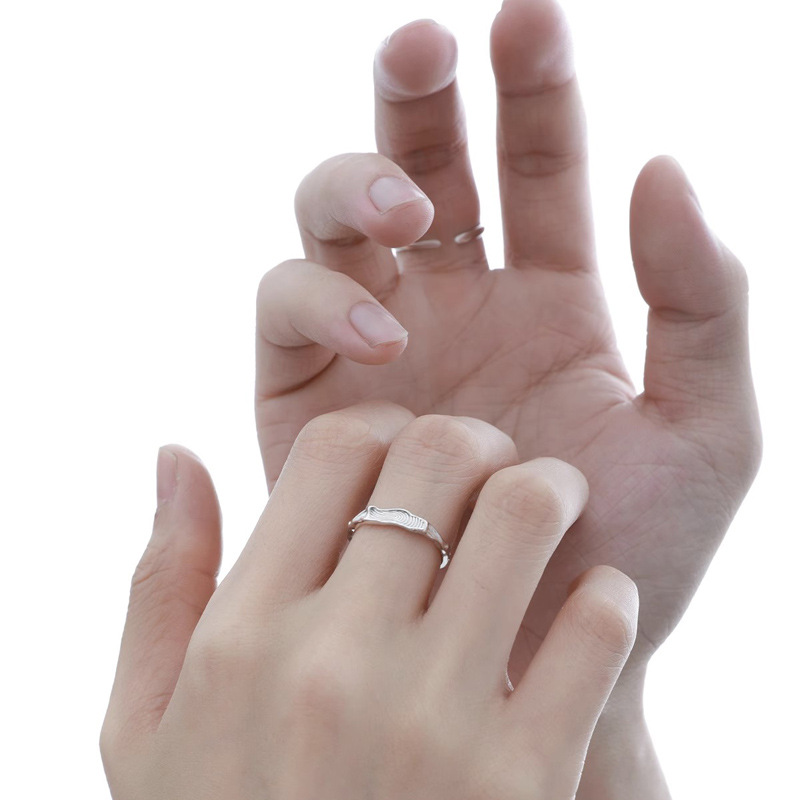 A niche design with a cold and elegant style, an open ring that exudes a sense of sophistication. It's a trendy, simple and individual fingerprint plain ring couple's food ring Specification drawing