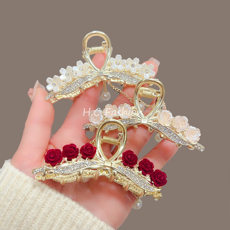 The super fairy-like flower clip-on pearl tassel hair clip is a popular female hairpin with a medium-sized shark clip-on hair clip at the back of her head Specification drawing