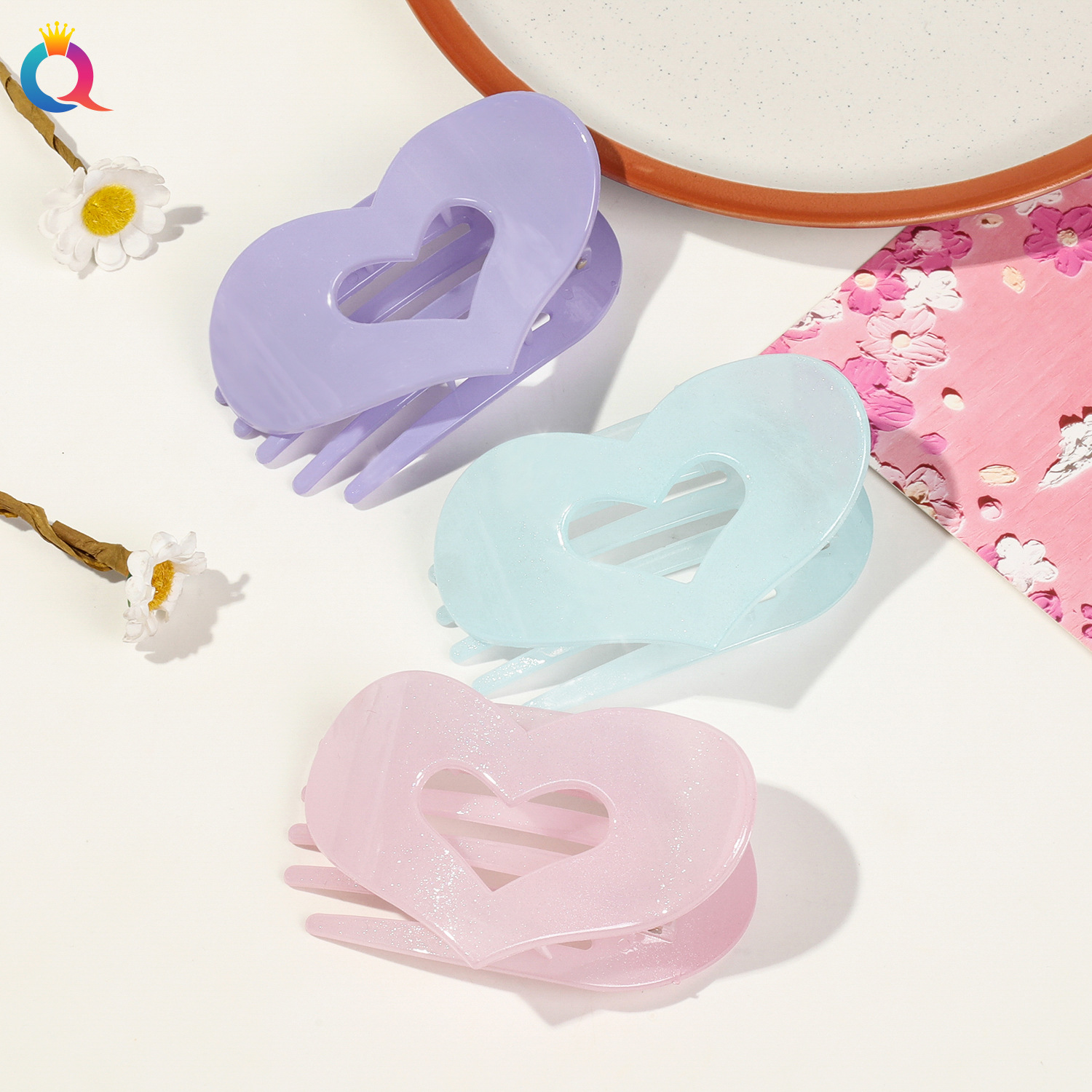 Qiyue Cross-border's new heart-shaped flat oval hair clip, back head bun hair clamp, arc-shaped elegant shark clip hair accessory Application Scenario