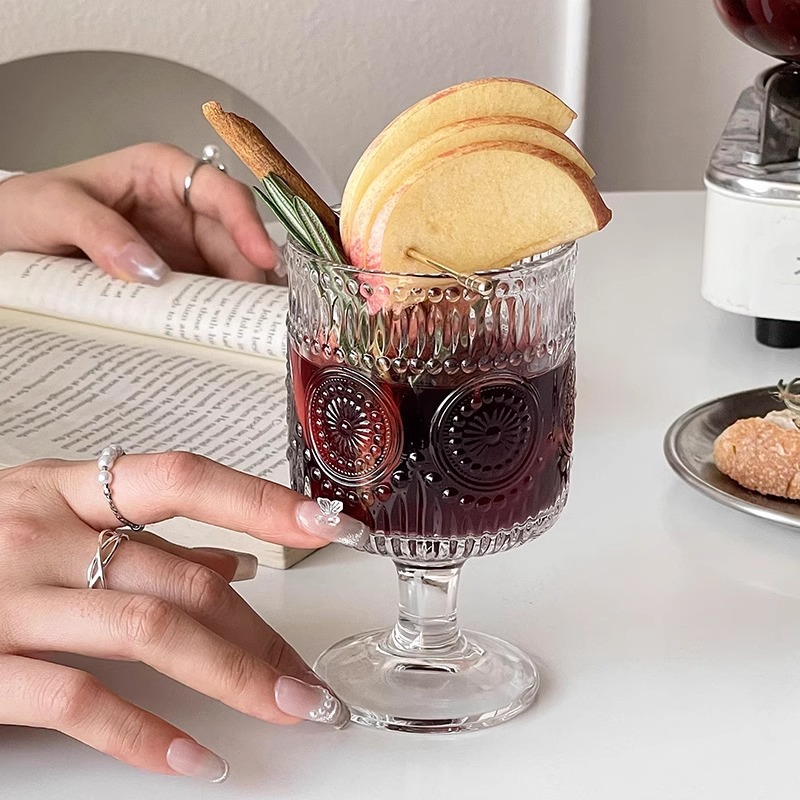 Hot red wine glass, Christmas cocktail, sunflower tall glass, high appearance level, slightly tipsy, brewing wine, drinking, foreign wine glass, glass glass Specification drawing