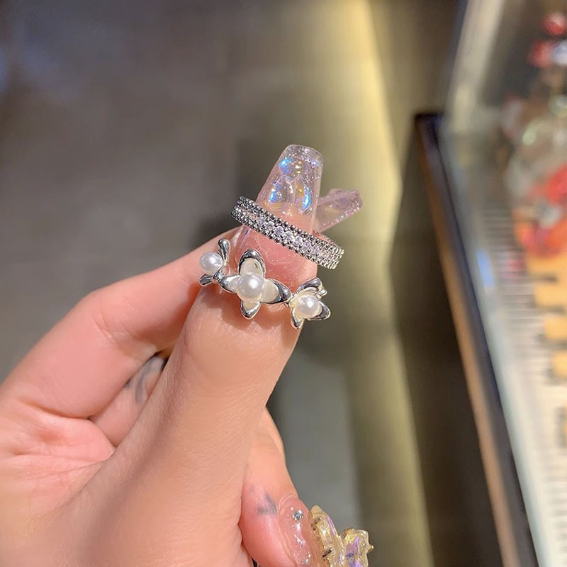 This elegant, luxurious, exquisite and high-end ring is a simple, fashionable, individualistic and cold style tail ring for women. It's a trendy ring for best friends details Picture
