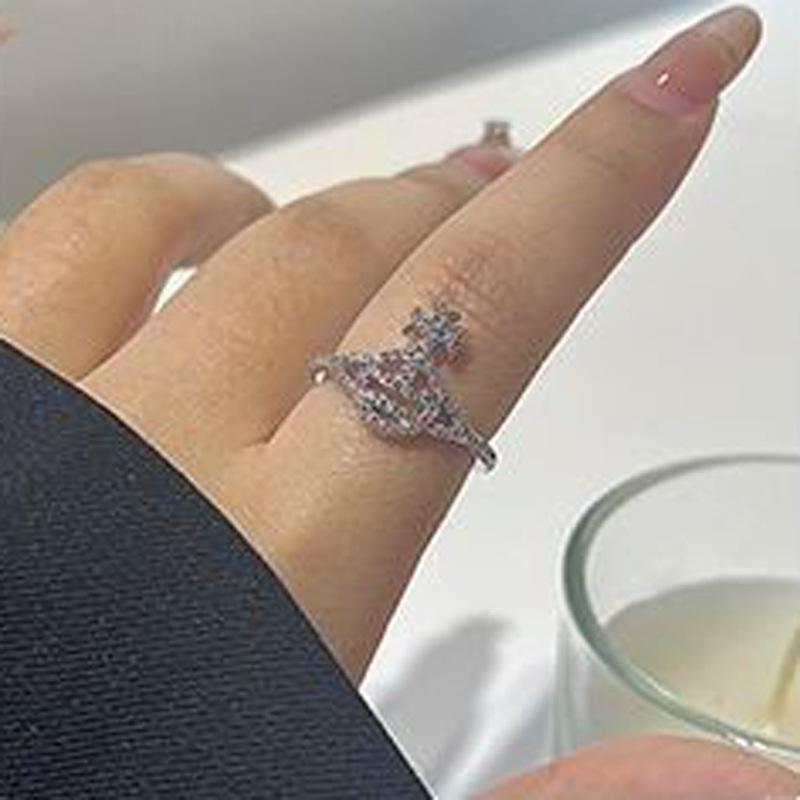 The Western Empress's hollowed-out Saturn ring is a niche design for women, exuding a sense of light luxury and sophistication. It is a diamond-encrusted planet ring with an open index finger ring details Picture