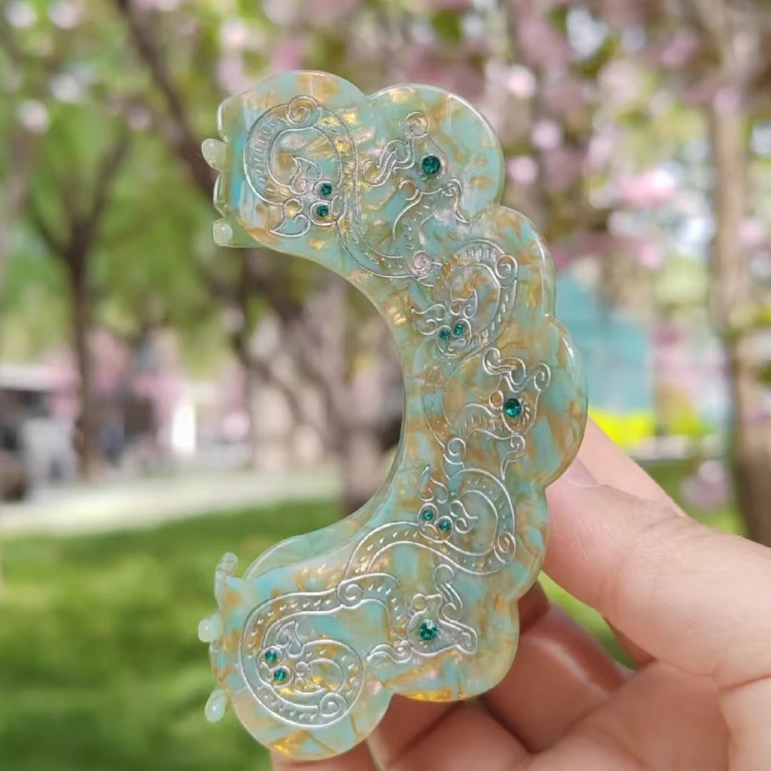 Bao Wan's new Chinese Xiangyun hair accessory, acetic acid hair clip, half shark clip hair accessory at the back of the head Application Scenario