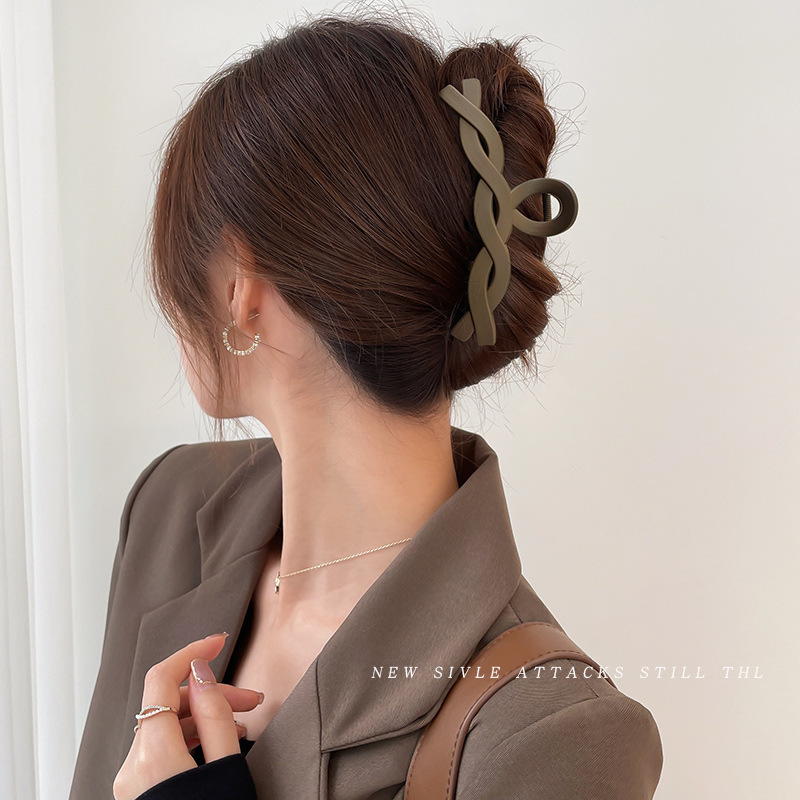 Twisted hairpin at the back of the head, coiled hair clip, female Korean-style hair clip wholesale, simple shark clip, large size full figure