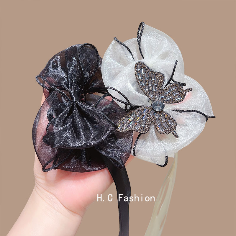 The AB side bow ribbon grab clip exudes a high-end and sweet vibe. The back of the head is a braid with a shark clip and a princess side hair clip details Picture