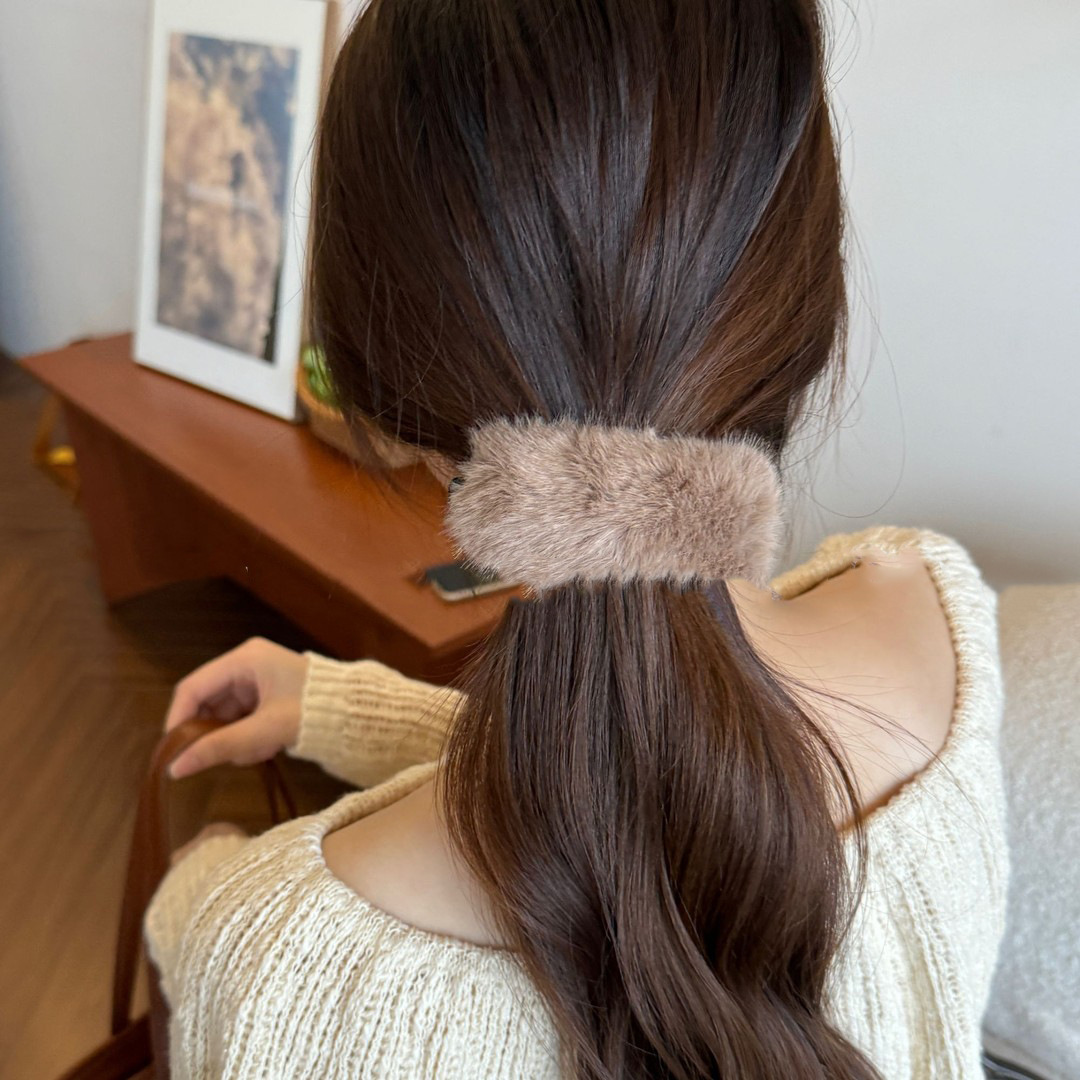 Maillard style plush hair clips, retro furry twist clips, back head plate straight clips, new spring and summer hair clips full figure