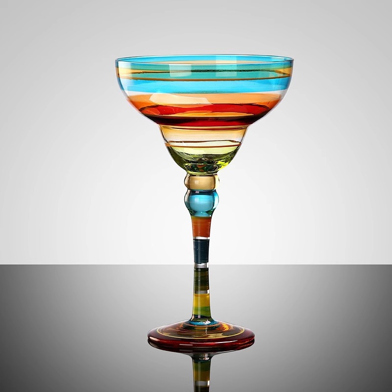 Hand-painted personalized and creative wine glasses, Marguerite cups, painted crystal glass cups, triangular cups, tall glasses, bars and home furnishings Application Scenario