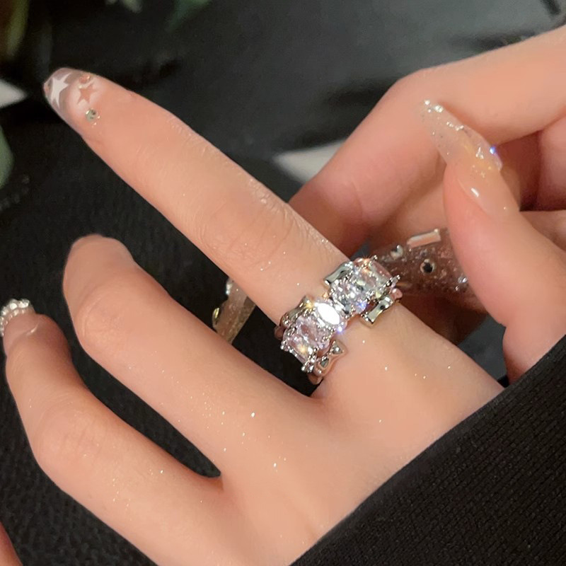 This niche design exudes a sense of sophistication and is versatile. It features a light luxury and exquisite combination of full diamonds and bamboo joints. The open-top ring with double-layer layering is a trend Specification drawing