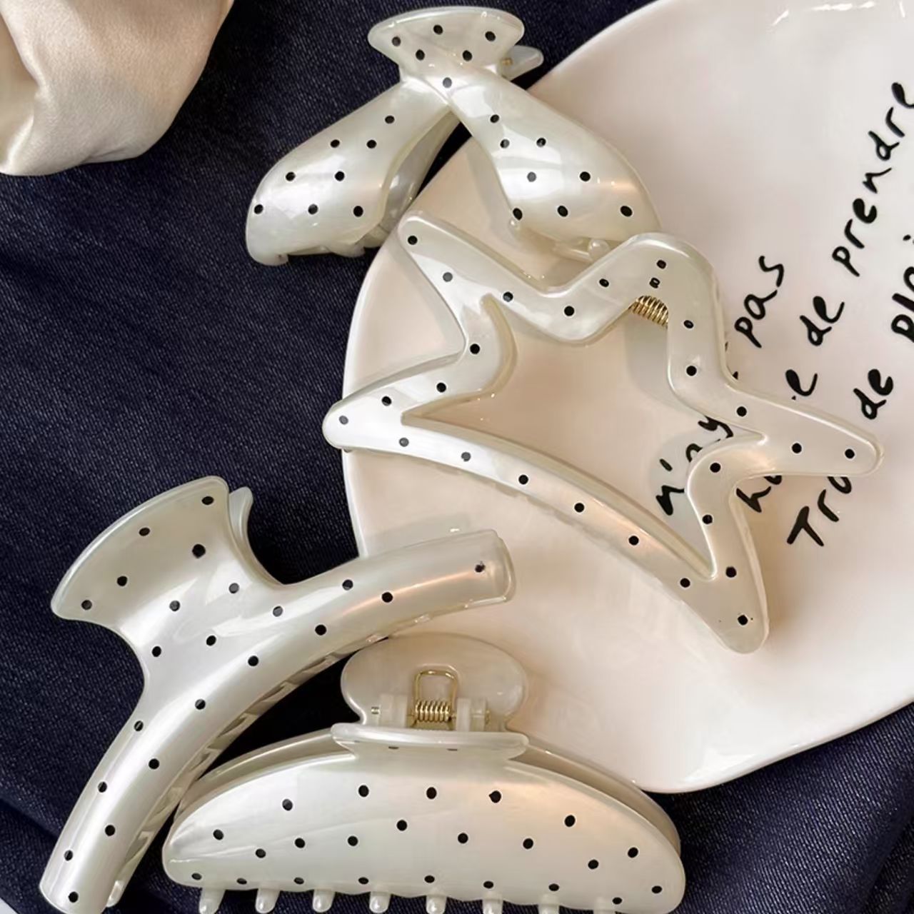 French black and white polka dot large hairpin for the back of the head, a new high-end hairpin for women, a stylish shark hairpin accessory details Picture