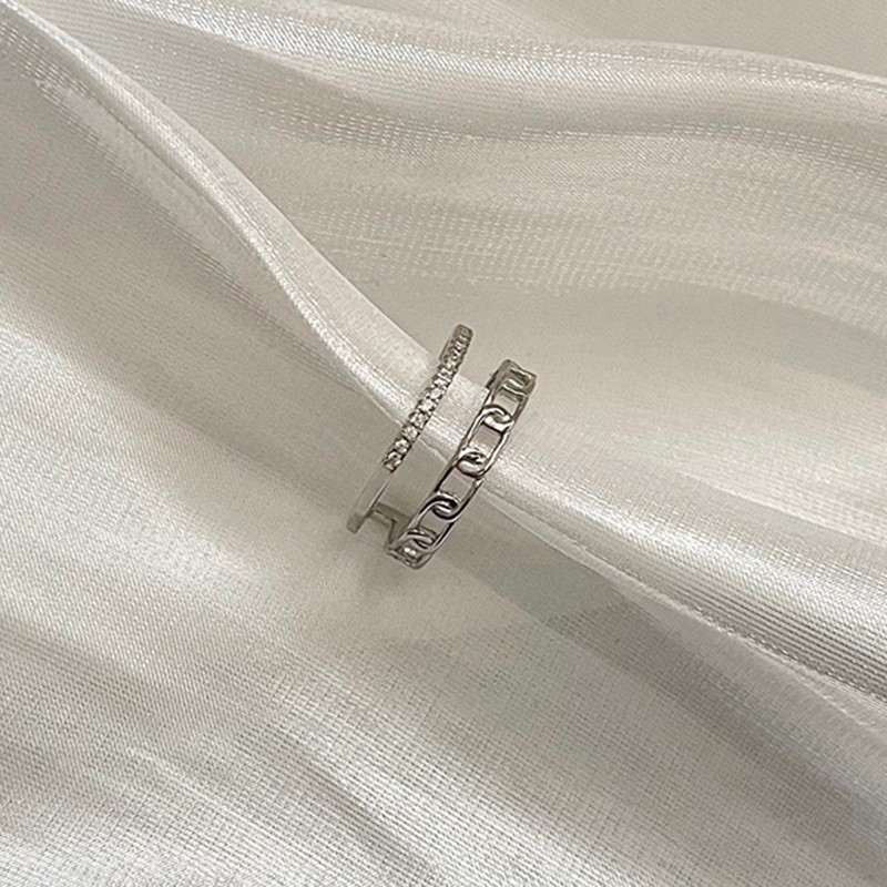 This is a niche design for women, featuring a double-layered, exquisite, and stylish Instagram index finger ring. It's a trendy and unique ring that has become a social media sensation Application Scenario