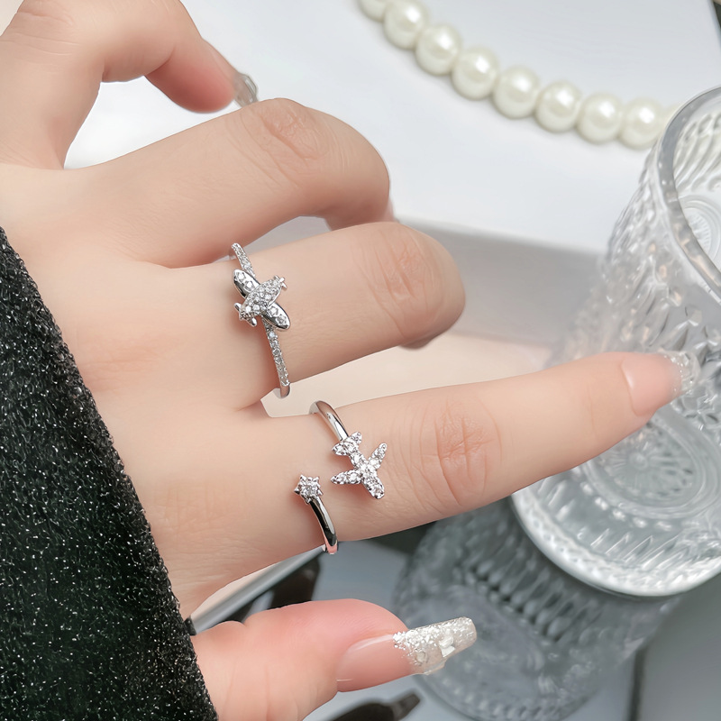 A unique and fashionable couple ring accessory with a distinctive European and American niche aircraft design, featuring a simple and elegant style details Picture