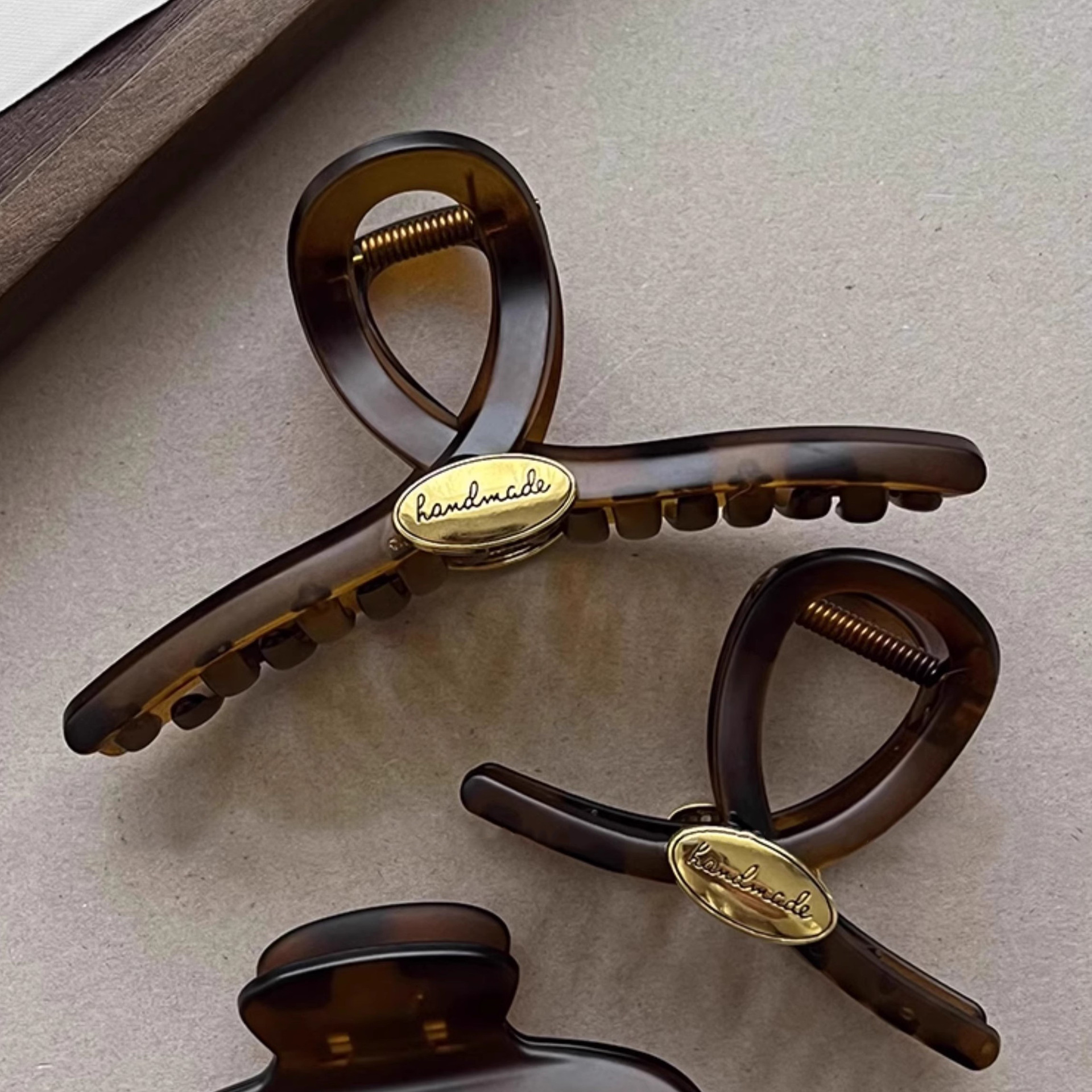 Large tortoiseshell gold label letter grabber women's 2025 new high-end and elegant updo shark hairpin headwear Application Scenario