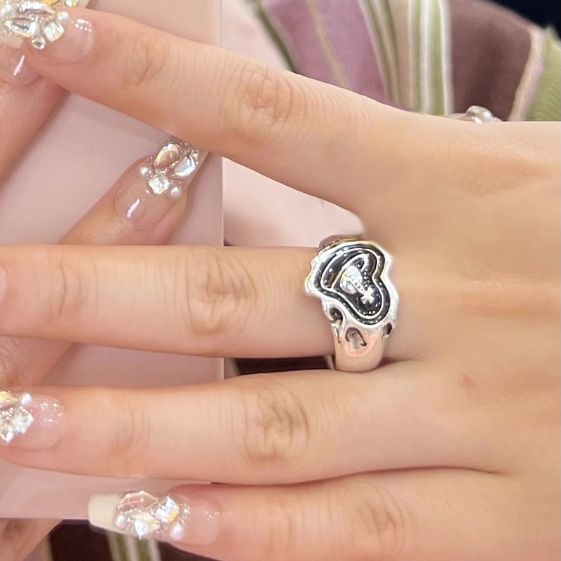 A cool and individualistic open-mouth ring with an inS-style hip-hop and niche design from Europe and America. A ring with a cold Saturn planet style that drips oil Application Scenario