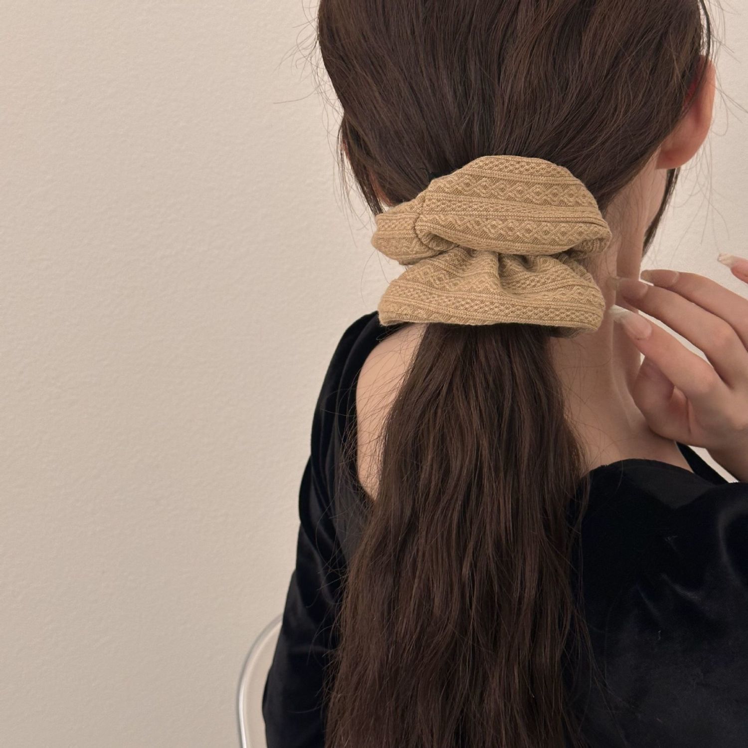 Korean-style simple and versatile woolen knitted hair tie, high-end retro fabric large intestine hair band, elegant high ponytail hair band Specification drawing