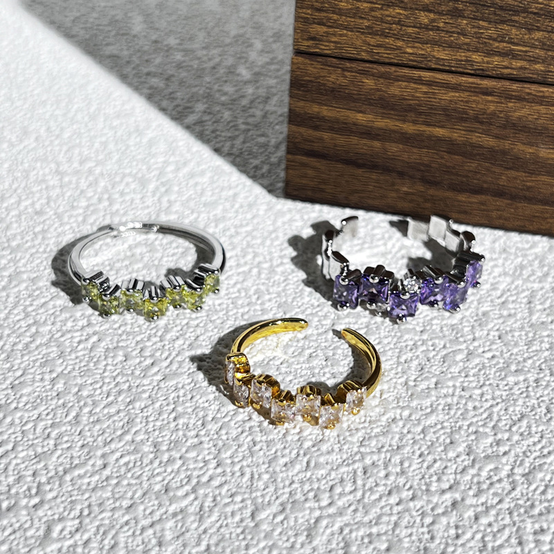 A sweet, cool, light luxury and high-end purple diamond with a small square diamond opening ring. A woman's Instagram cool style with a unique stacked ring Specification drawing