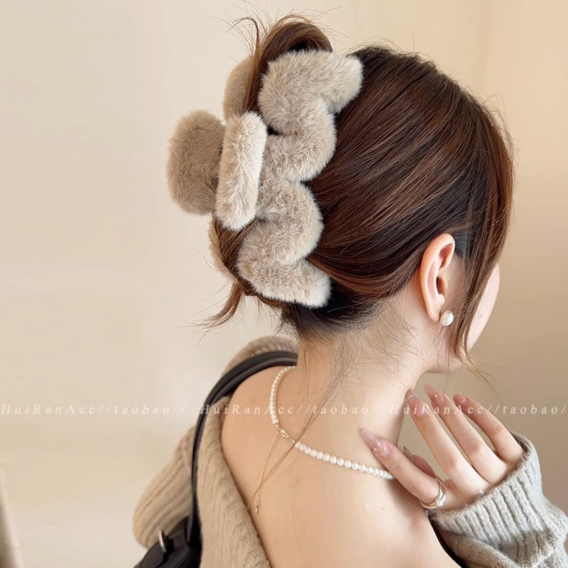 Imitation rabbit fur M letter plush clip, hair clip, women's scratch-off clip, extra-large hair volume, multiple curls, shark clip, ins high-end feel Application Scenario