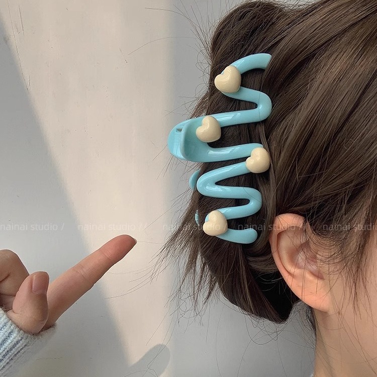 Creamy sweet girl style heart-shaped wavy hair clip, summer back head updo hair clip, shark clip, cute hair clip headwear details Picture