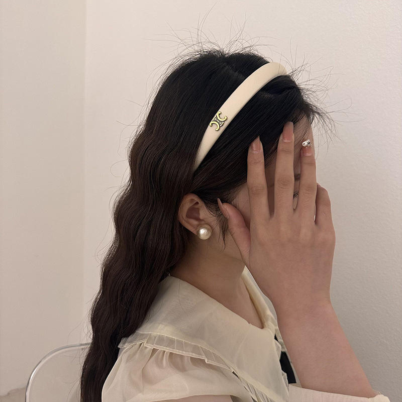 New 2025 Summer Women's CD Triumph High-end hairband and hairpin, retro trendy and versatile chanel-style hair accessory for women details Picture