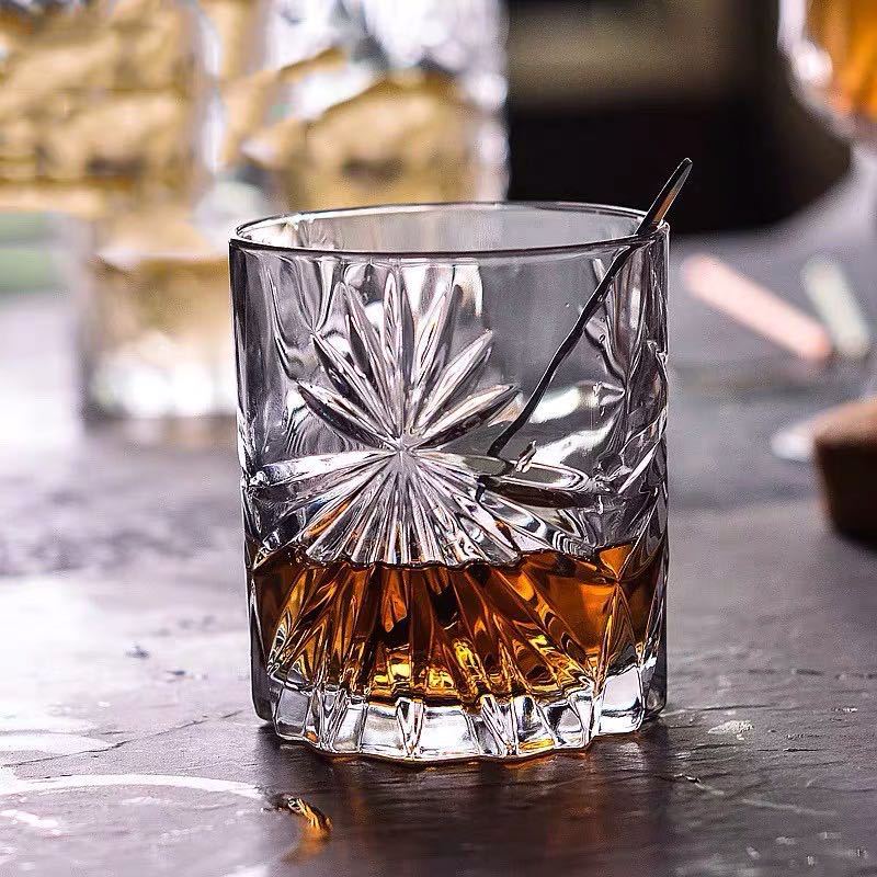 Wholesale of classical relief engraved whisky glasses, classical cocktail glasses, Colin glasses, spirits and ice flower spirits glasses Specification drawing