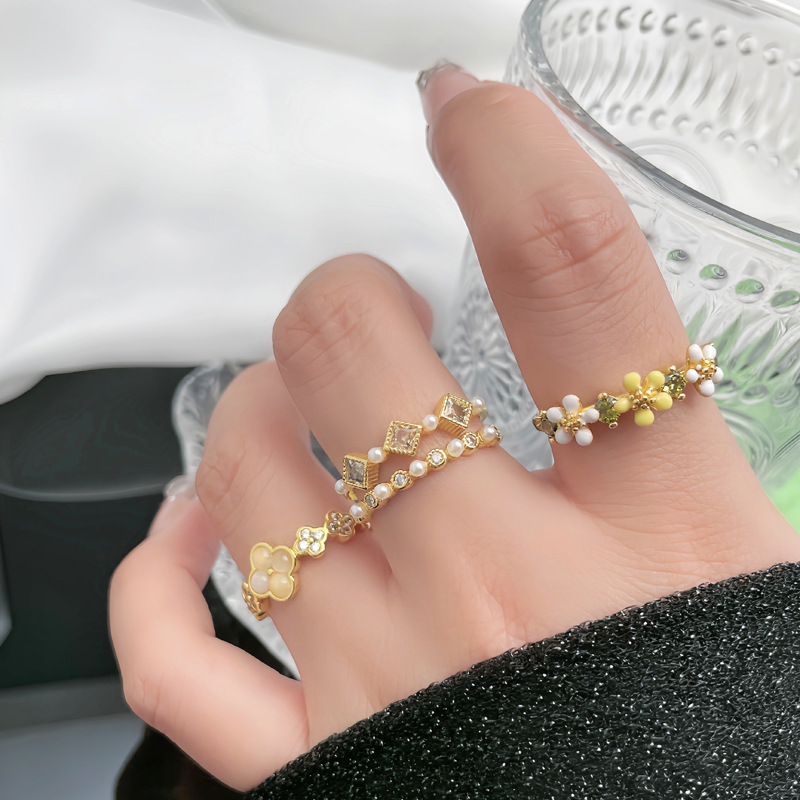 A high-end double-layer pearl-set open-mouth ring with a light luxury and niche feminine charm. A sweet and cool floral enamel index finger ring trend Application Scenario