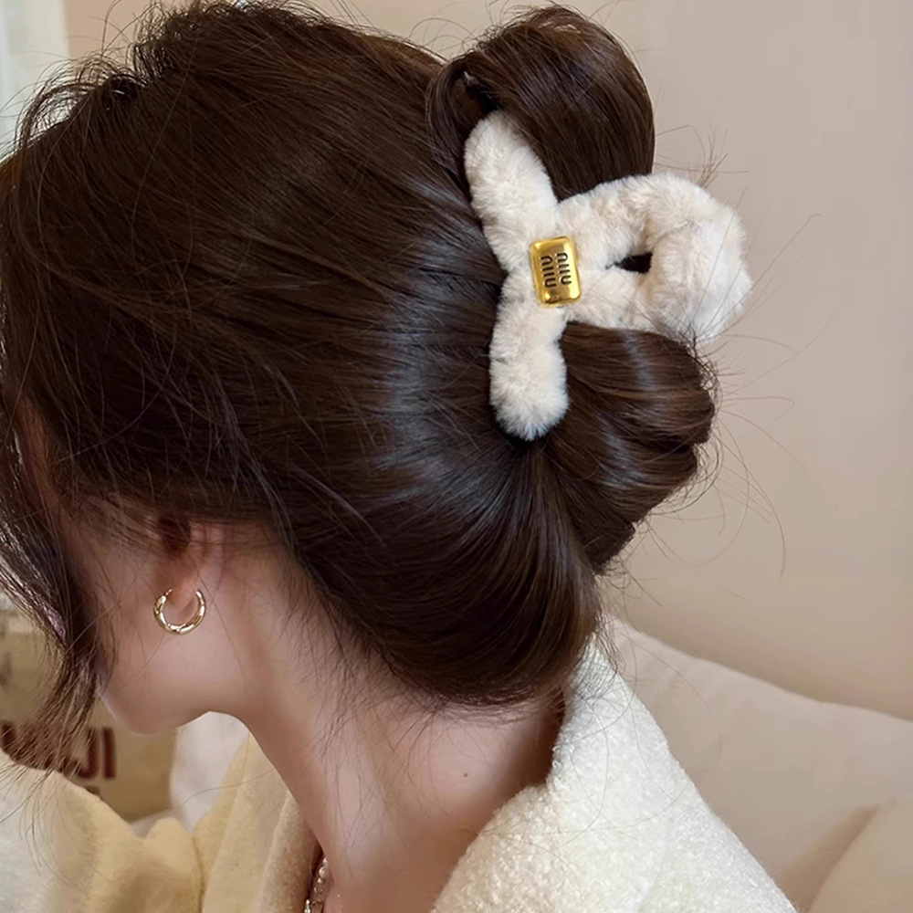 High-end miumiu letter plush hair clip, medium size, small volume, scratch-off, Spring/Summer new style, furry shark clip hair accessory full figure