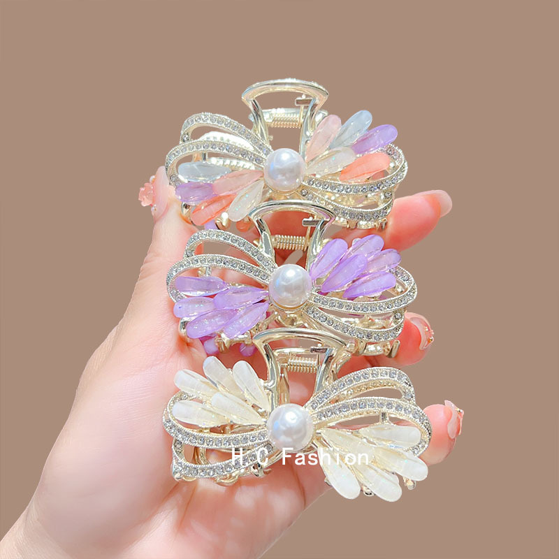 The high-end bow and glass clip is simple and versatile for women. It is a delicate shark clip accessory with a hairpin on the back of the head Specification drawing