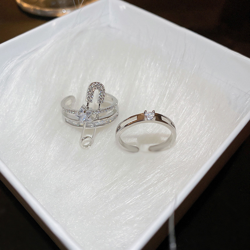 A high-end, light luxury paper clip double-layer opening ring for women on Instagram, with a cold and trendy style, fashionable and individual food ring Application Scenario