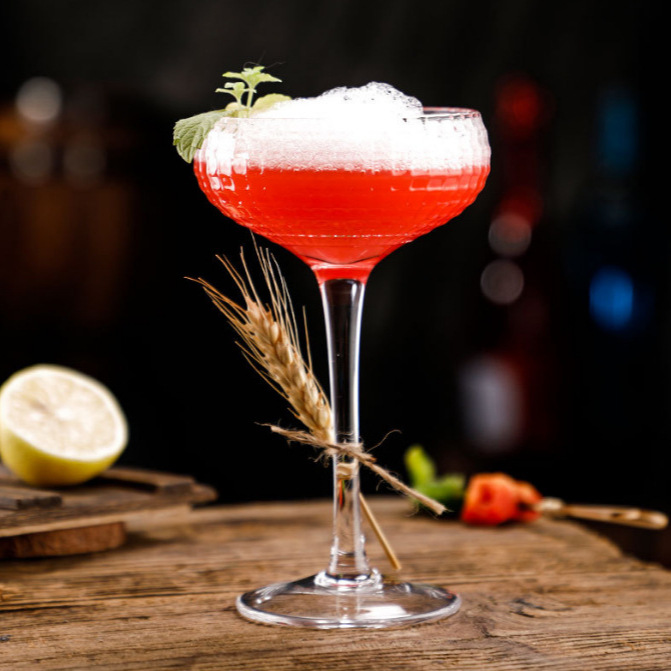 The new European-style crystal line embossed Martini Margarita checkered cocktail glass is a Internet celebrity full figure