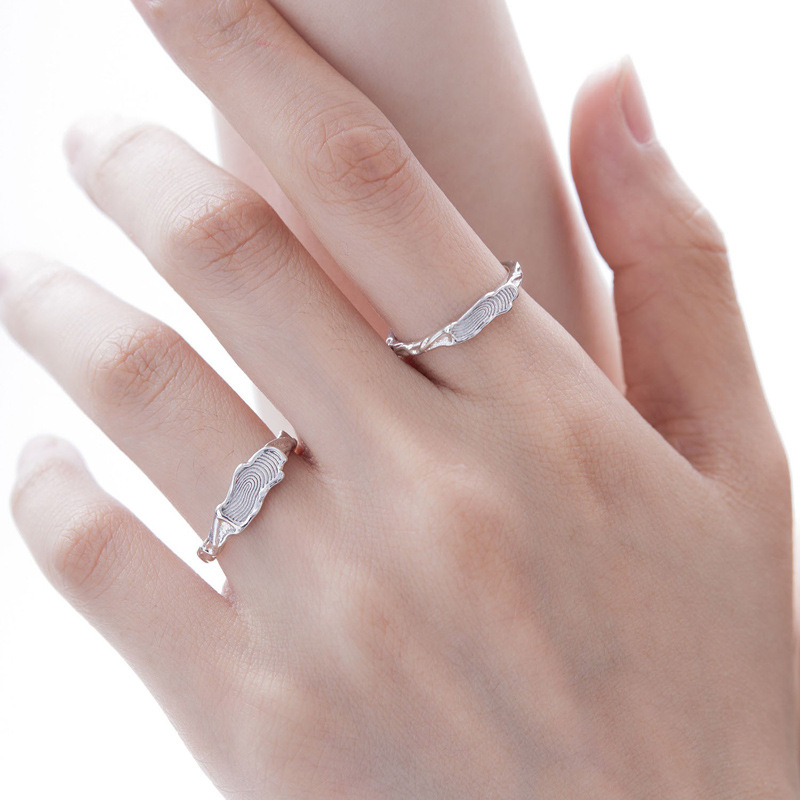 A niche design with a cold and elegant style, an open ring that exudes a sense of sophistication. It's a trendy, simple and individual fingerprint plain ring couple's food ring full figure