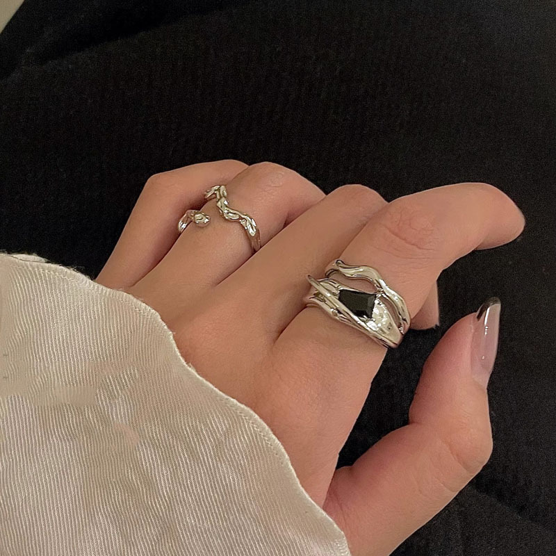 The irregular-texted black zircon ins pleated ring is a niche design with a simple and cold style that is trendy and cool Specification drawing