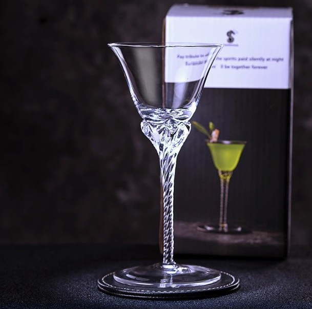 Threaded crystal Martini glass, Japanese Martini cocktail glass, foreign wine glass, tall glass, Martini glass Application Scenario