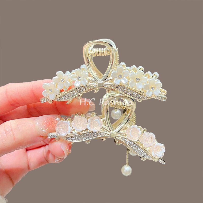 The super fairy-like flower clip-on pearl tassel hair clip is a popular female hairpin with a medium-sized shark clip-on hair clip at the back of her head details Picture