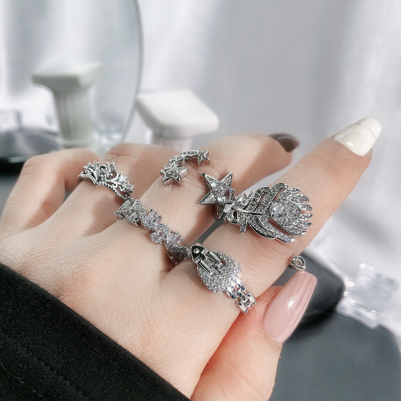 The cool and elegant style of the European and American Instagram, with a star-shaped belt buckle and an open ring, is a niche design for women and a light luxury ring Application Scenario
