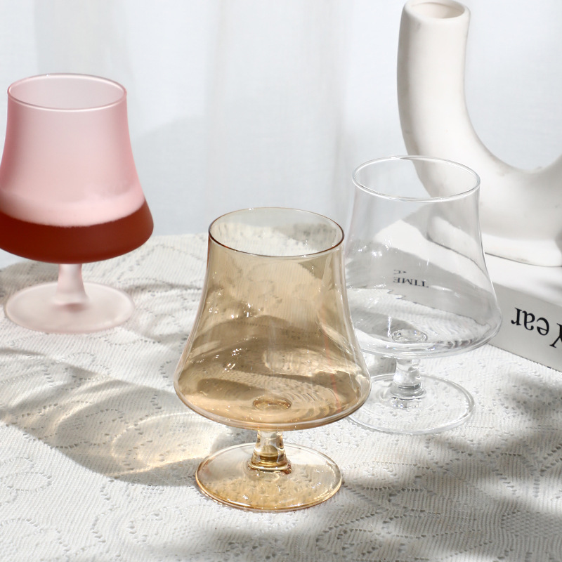 Medieval tulip glass wine glasses, large-bellied brandy short-stemmed glasses, French creative whisky glasses, ktv foreign wine glasses Application Scenario