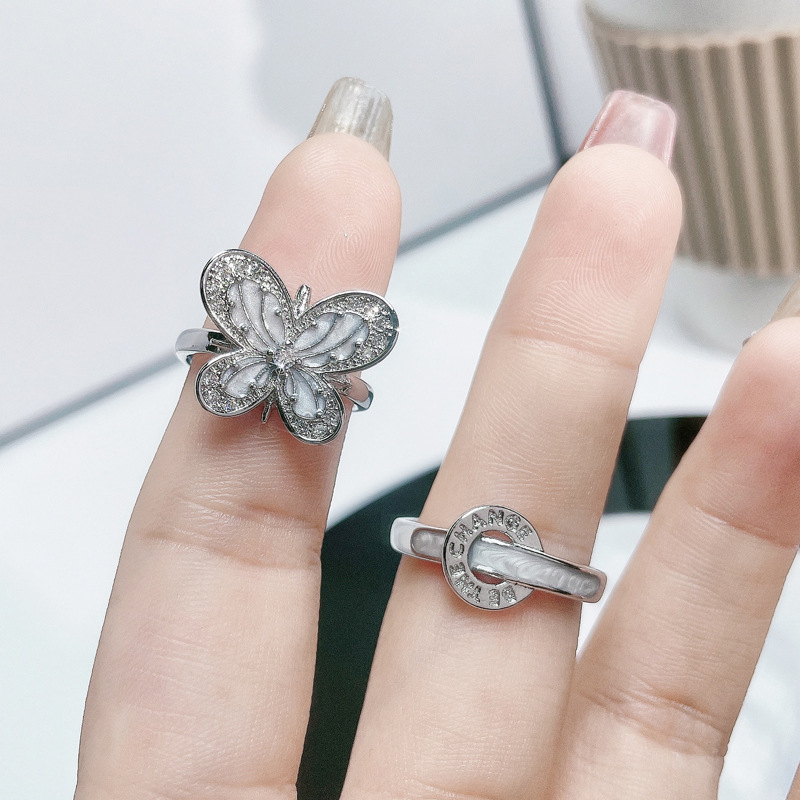 Simple white butterfly-shaped glazed open ring, a trendy Instagram niche design, light luxury and versatile, elegant and unique ring Specification drawing