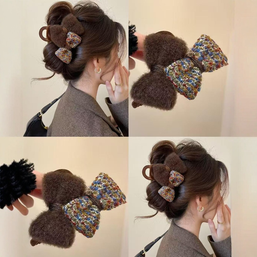 A new high-end headpiece for spring and summer, featuring a little Chanel-style bow, plush claw clip, feminine charm, and a shark clip at the back of the head full figure