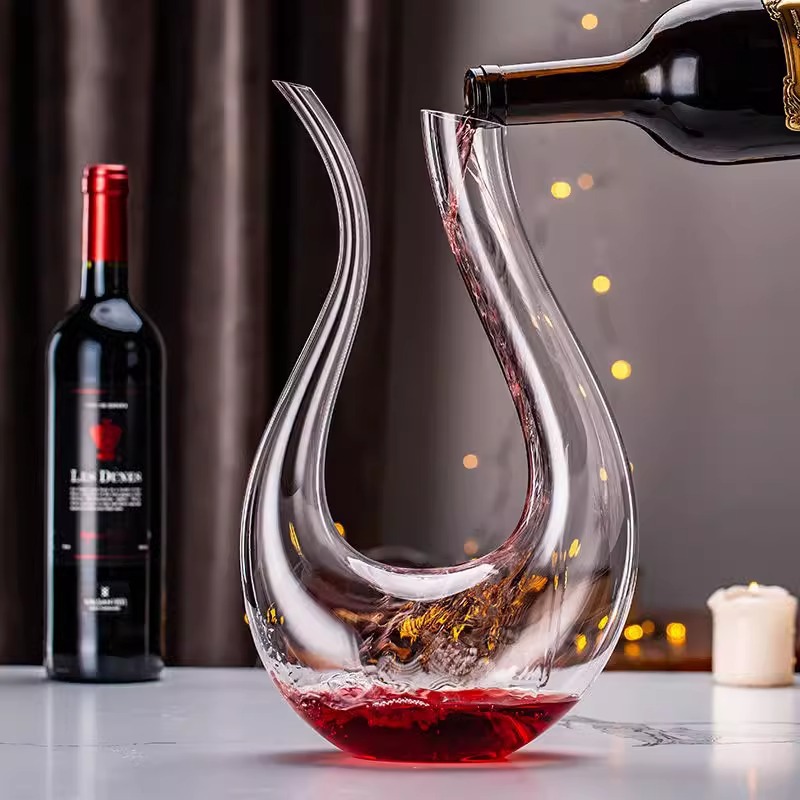 U-shaped luxurious and high-end household crystal glass wine divider, European-style wine divider and decanter full figure