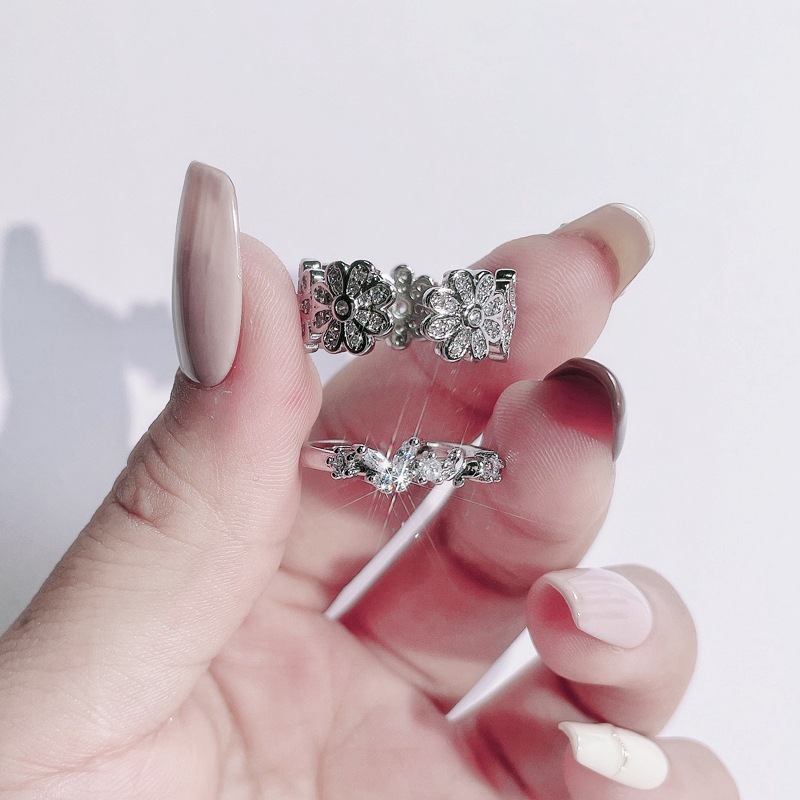 A high-end butterfly flower, full diamond zircon open ring, a female Daisy, gentle and elegant, light luxury and niche design ring full figure